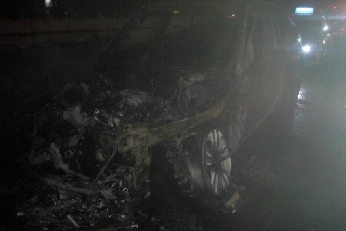 В Харькове на ходу вспыхнул "BMW X-6": автомобиль тушили спасатели ГСЧС В Харькове на ходу вспыхнул "BMW X-6": автомобиль тушили спасатели ГСЧС