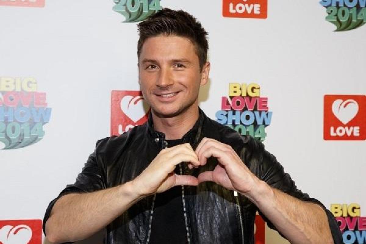 Певец Сергей Лазарев показал поклонникам подарки от сына