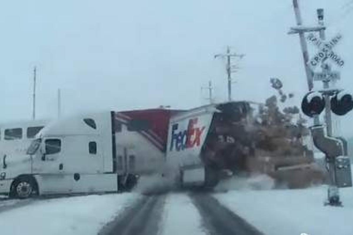 В американском штате Юта во время столкновения поезд разорвал пополам грузовик В американском штате Юта во время столкновения поезд разорвал пополам грузовик