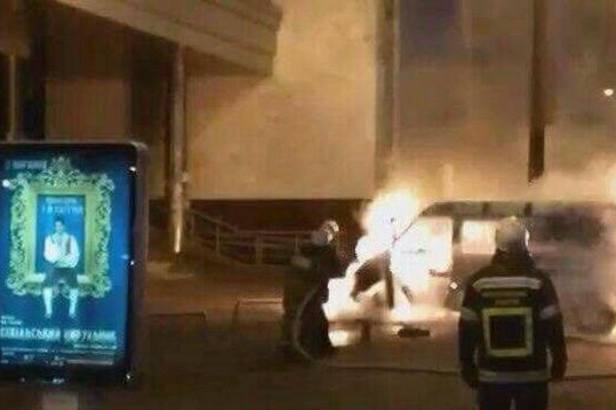 В Киеве взорвался и сгорел микроавтобус "Газель"  В Киеве взорвался и сгорел микроавтобус "Газель"