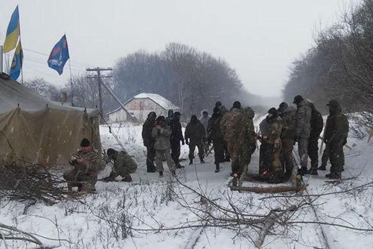 На Луганщине грузовой поезд пытался прорвать блокаду, установленную ветеранами АТО На Луганщине грузовой поезд пытался прорвать блокаду, установленную ветеранами АТО