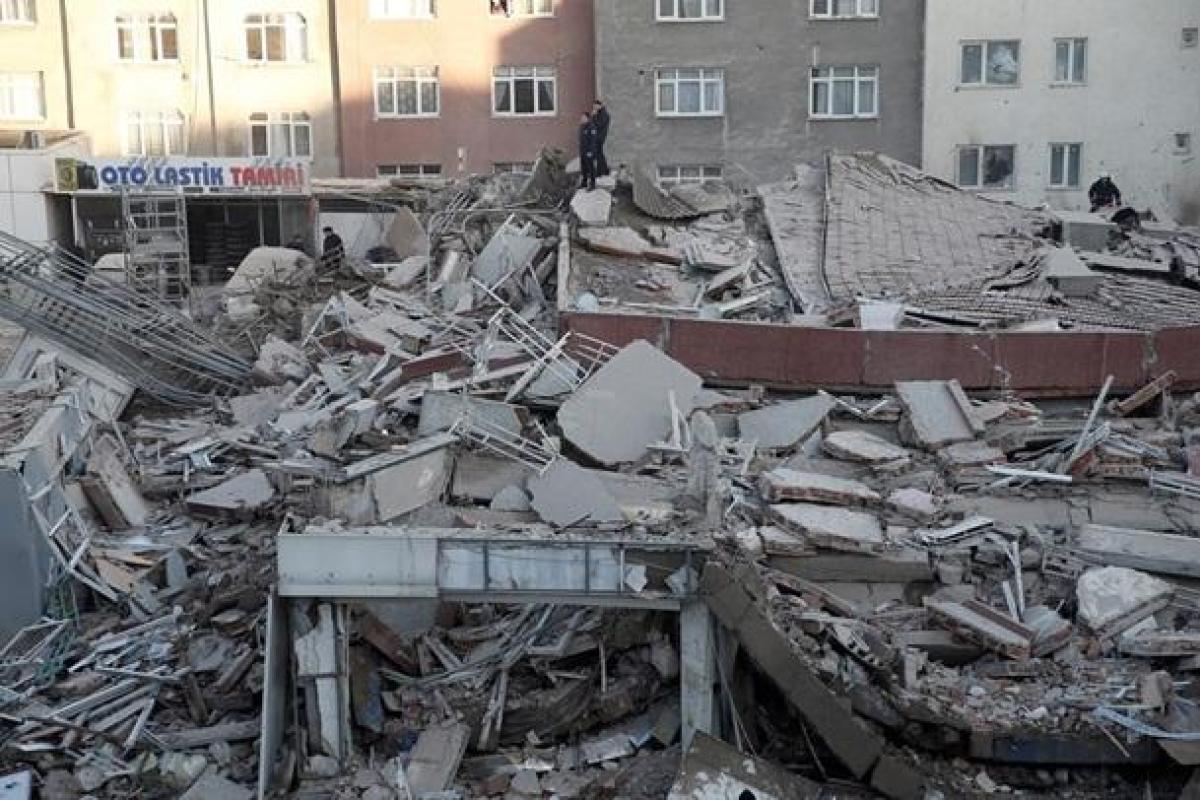 В Стамбуле здание обрушилось на головы случайных прохожих: есть погибшие