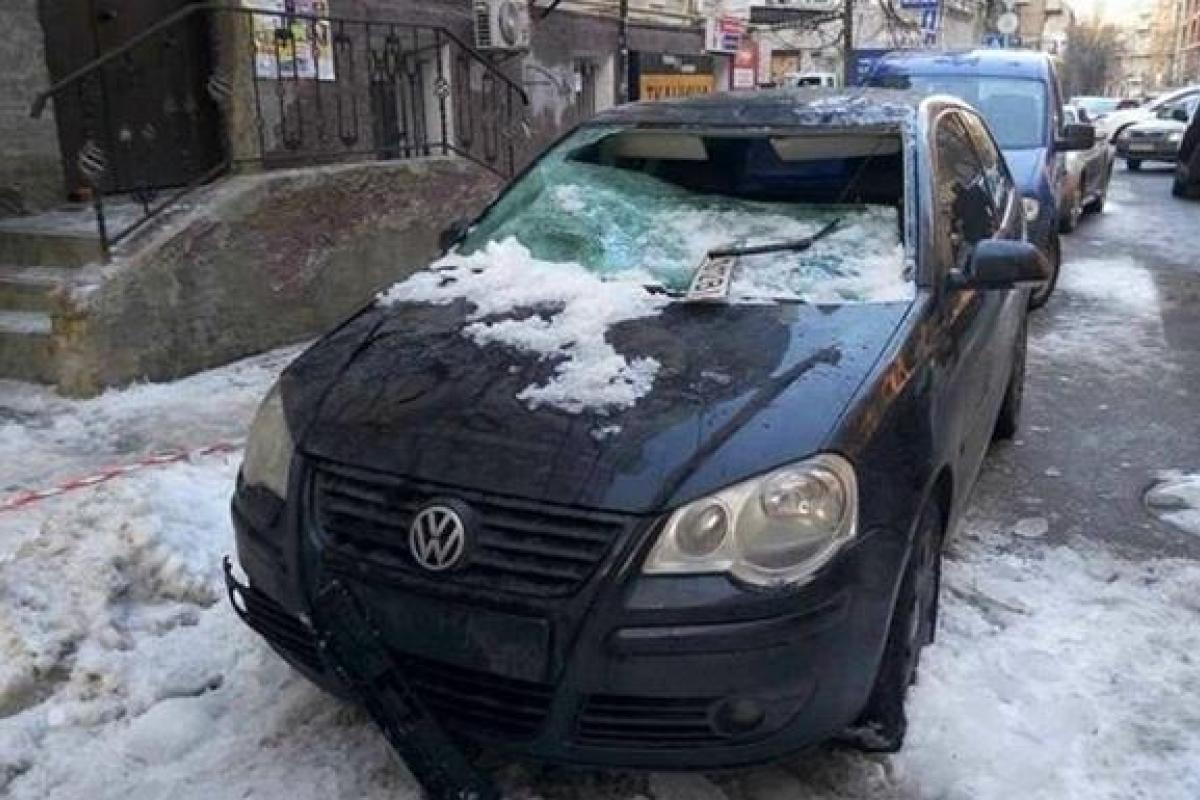 В Киева с крыши сорвалась глыба льда, разбив два припаркованных авто 