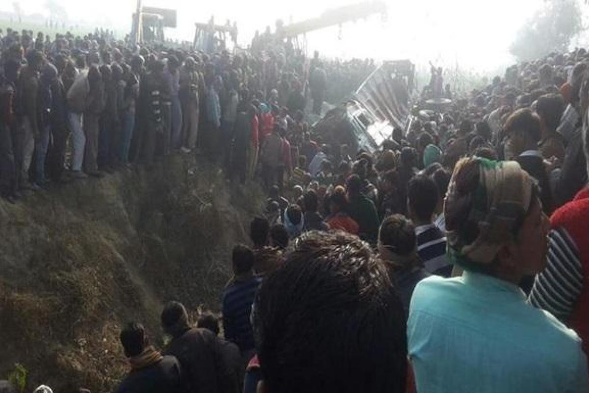 В Индии при столкновении школьного автобуса с грузовиком погибло 25 детей