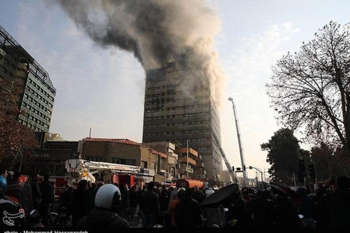 В Тегеране во время мощного пожара обрушилась высотка: под руинами оказалось около 30 пожарных В Тегеране во время мощного пожара обрушилась высотка: под руинами оказалось около 30 пожарных