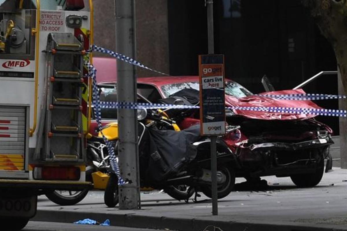 В австралийском Мельбурне водитель умышленно направил авто в толпу людей: есть жертвы В австралийском Мельбурне водитель умышленно направил авто в толпу людей: есть жертвы