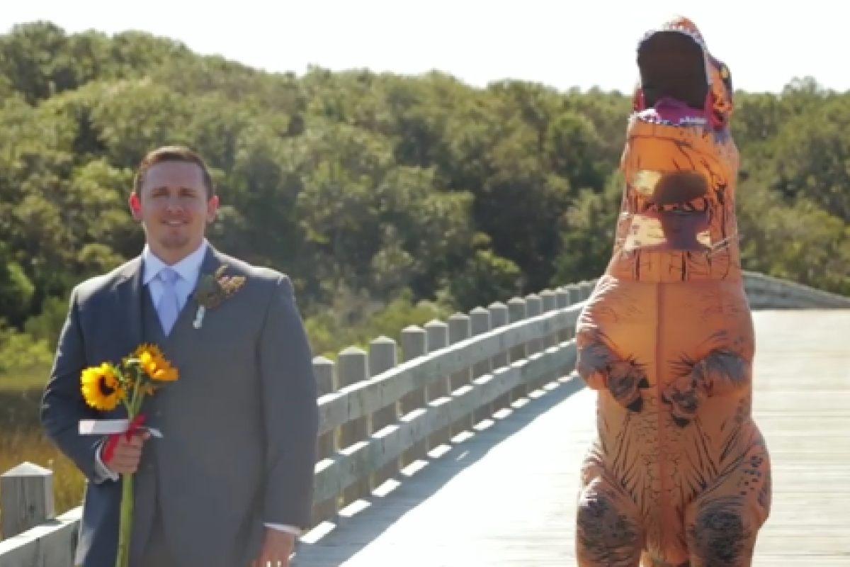Незабываемая свадьба: в США невеста пришла на церемонию в костюме тиранозавра