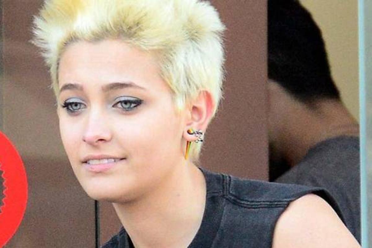 Дочь Майкла Джексона стала главной героиней фотосессии с военными у Эйфелевой башни