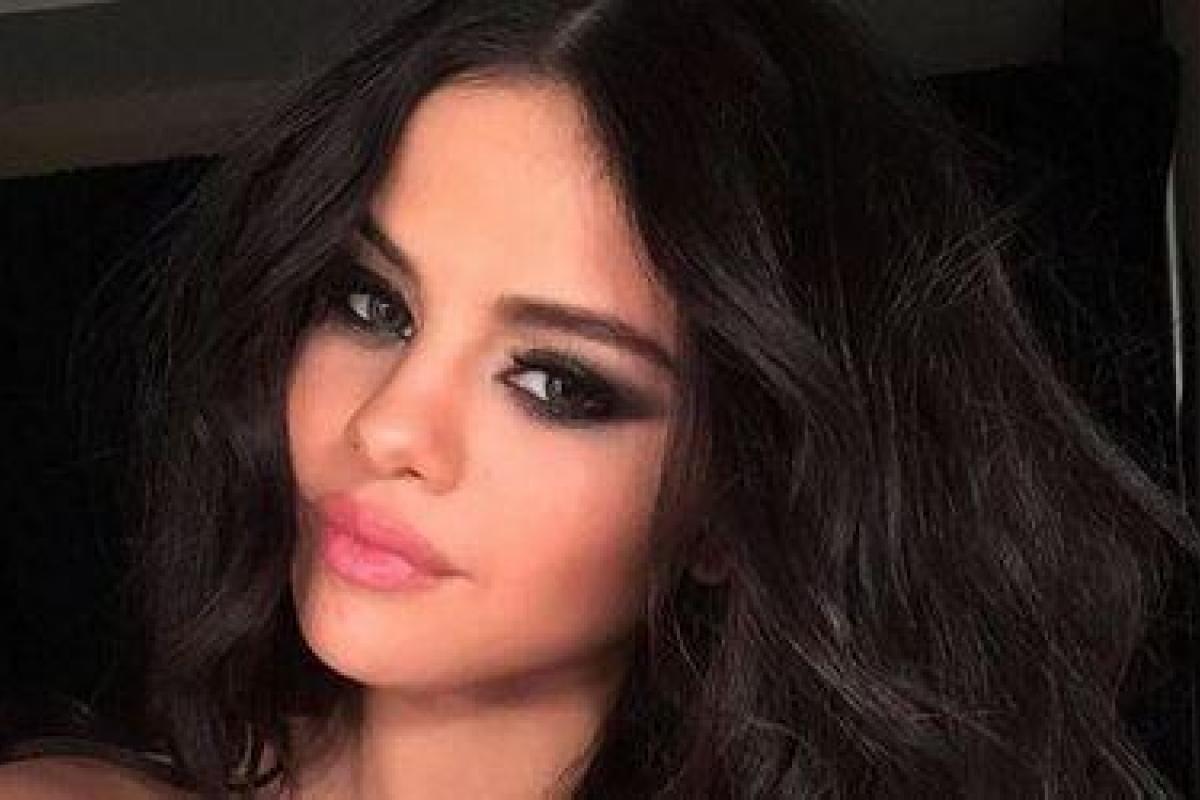 Певица Селена Гомес снялась в откровенной фотосесии