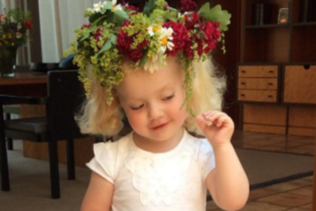 Маленькая дочь Аллы Пугачевой уже примеряет украшения звездной мамы