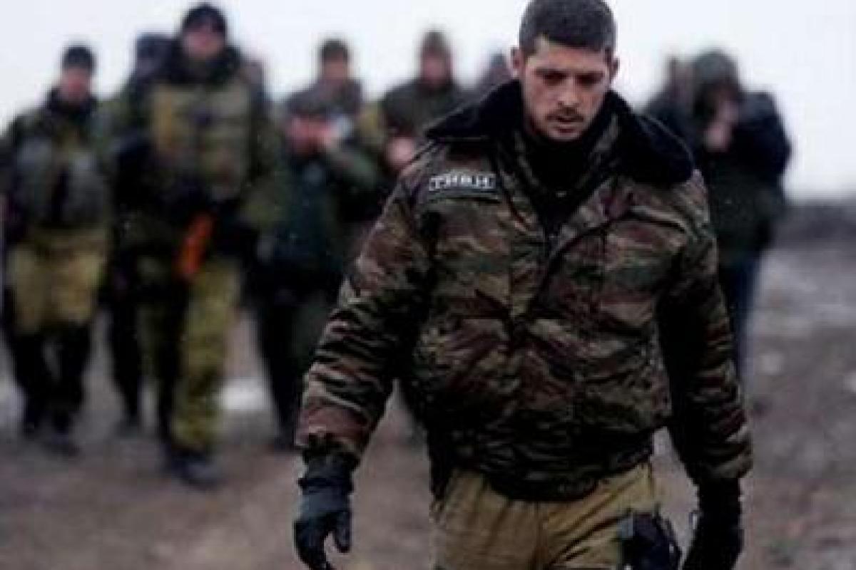 Боевик "Гиви" после вооруженной "разборки" со своими замами, появился на позициях под Мариуполем Боевик "Гиви" после вооруженной "разборки" со своими замами, появился на позициях под Мариуполем