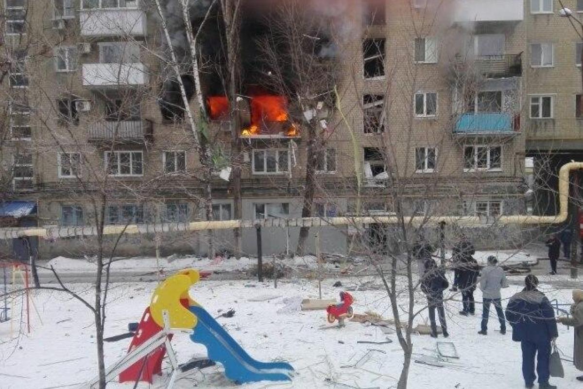 В Саратове после мощного взрыва бытового газа выгорели квартиры на нескольких этажах жилого дома