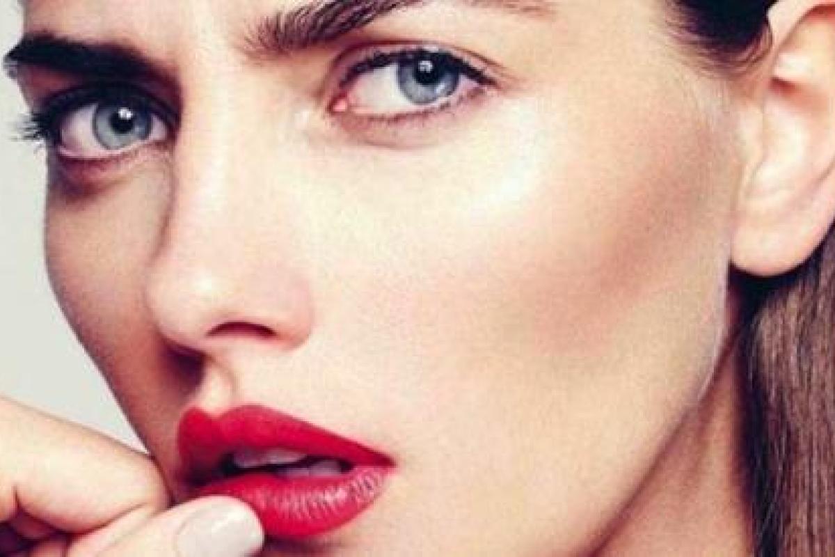 Фотограф застукал модель Алину Байкову топлес на парижской улице