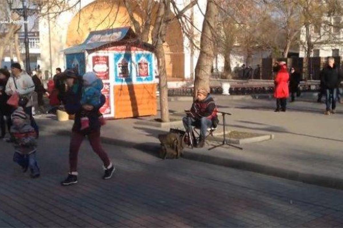 В Севастополе уличный музыкант исполнил песню группы "Океан Эльзы"