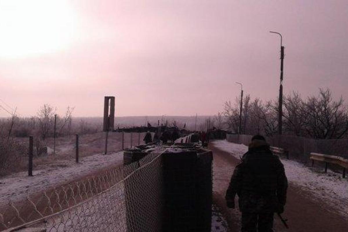 Боевики "ЛНР" продолжают блокировать работу КПВВ "Золотое" и ограничили ввоз продуктов в "республику" Боевики "ЛНР" продолжают блокировать работу КПВВ "Золотое" и ограничили ввоз продуктов в "республику"