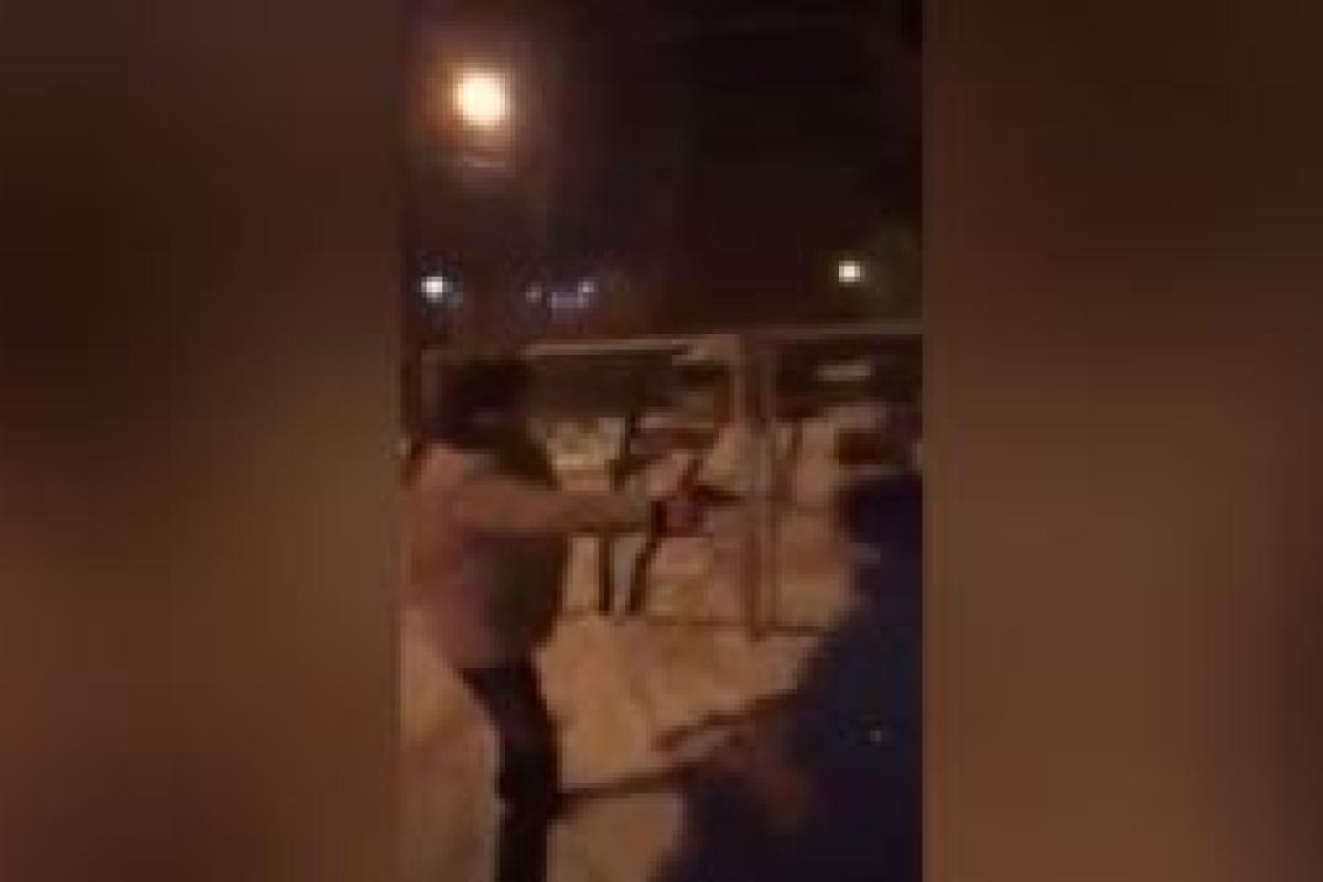 В российском городе Чита вооруженные пьяные полицейские устроили драку с сотрудниками кафе