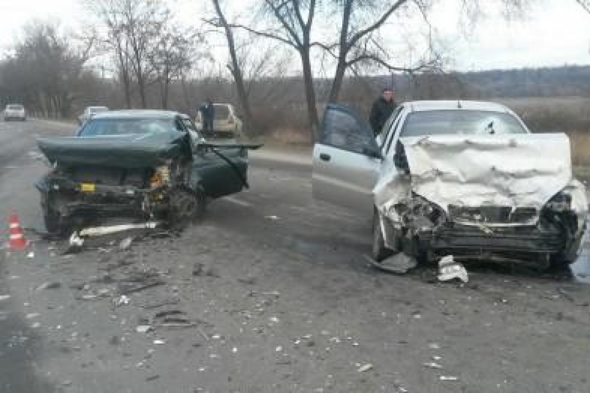 В Мариуполе на бешеной скорости автомобиль "ВАЗ" протаранил "Daewoo Lanos" В Мариуполе на бешеной скорости автомобиль "ВАЗ" протаранил "Daewoo Lanos"