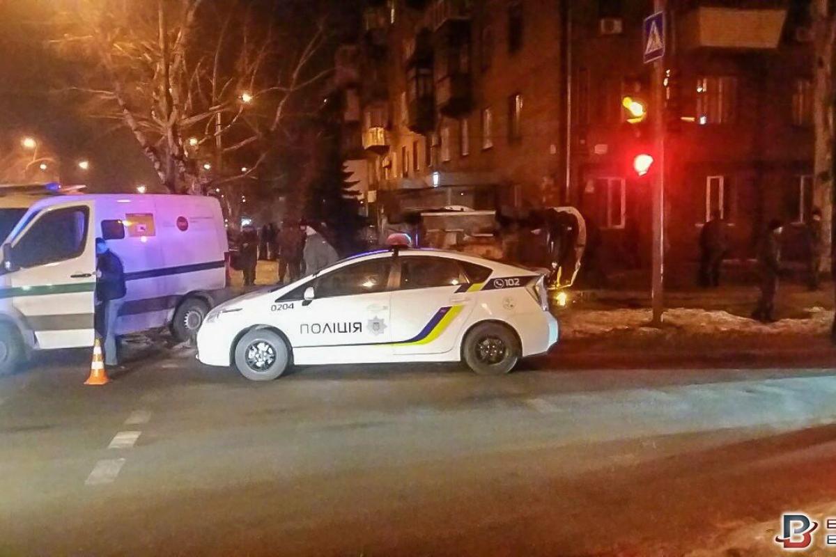 В Запорожье в результате ДТП перевернулся инкассаторский автомобиль В Запорожье в результате ДТП перевернулся инкассаторский автомобиль