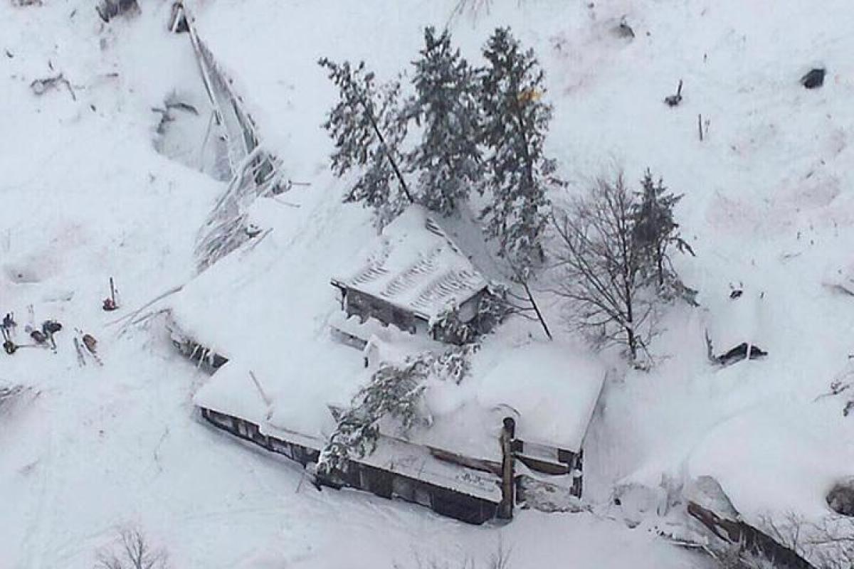 В Италии продолжается поисково-спасательная операция: из-под снега извлекли тела 4-х погибших В Италии продолжается поисково-спасательная операция: из-под снега извлекли тела 4-х погибших