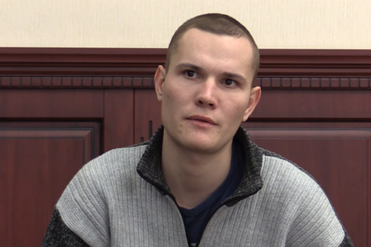 Боевики показали дезертира ВСУ, перешедшего на сторону "армии ЛНР" Боевики показали дезертира ВСУ, перешедшего на сторону "армии ЛНР"