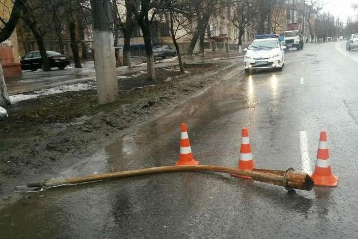 В Мариуполе на маршрутку с людьми упал фонарный столб В Мариуполе на маршрутку с людьми упал фонарный столб