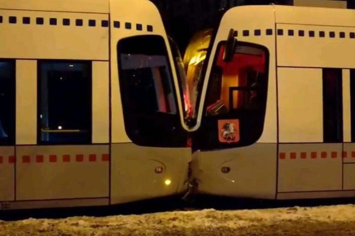 В российской столице столкнулись два трамвая: появилось видео происшествия В российской столице столкнулись два трамвая: появилось видео происшествия