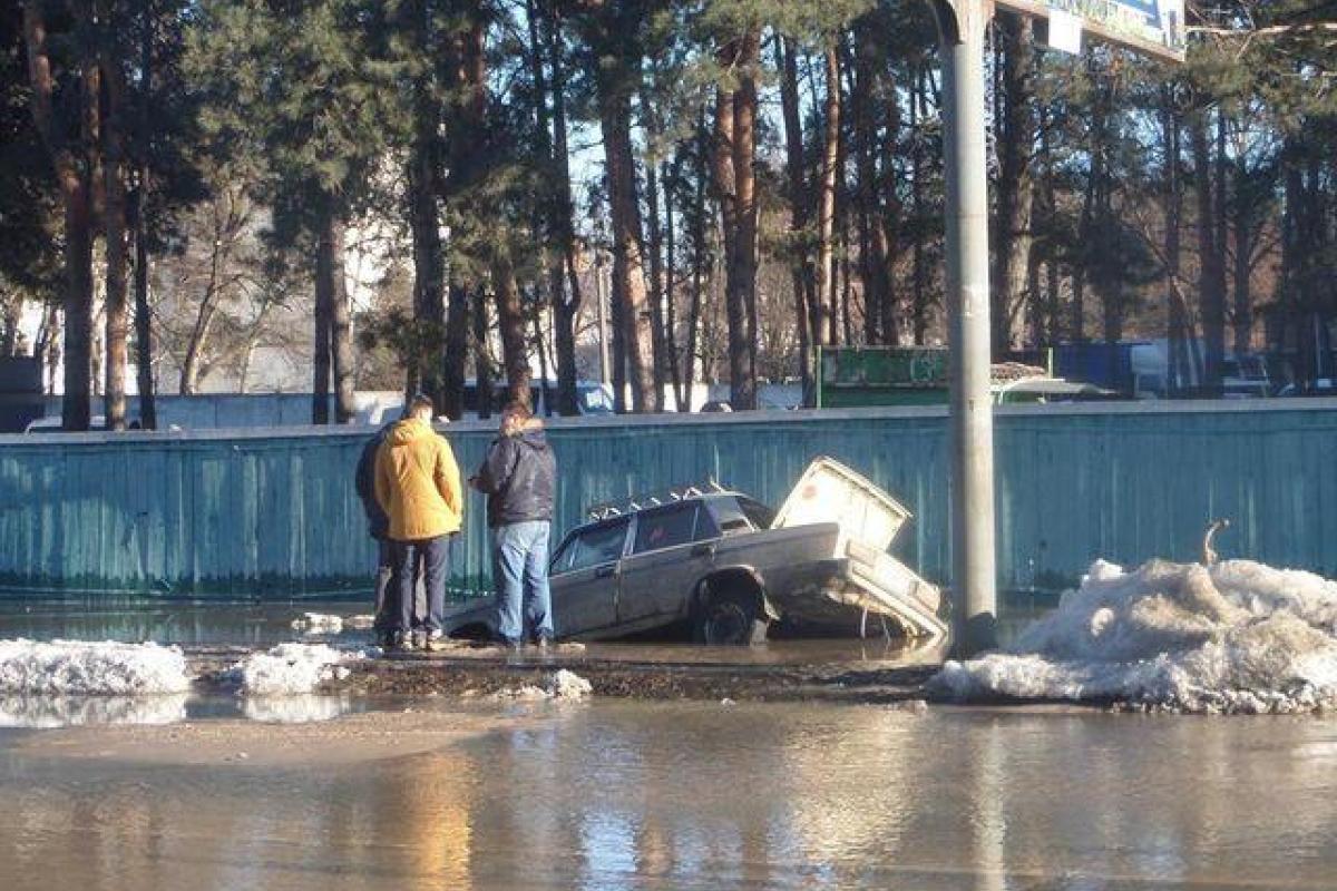 В Киеве масштабный прорыв на трубопроводе превратил столичную улицу в Венецию В Киеве масштабный прорыв на трубопроводе превратил столичную улицу в Венецию