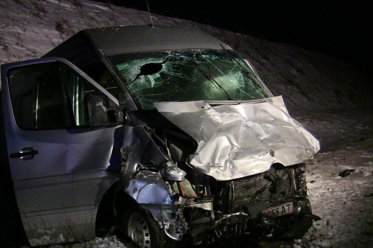 На Буковине "Mercedes" на "встречке" врезался в микроавтобус: погибли 4 человека