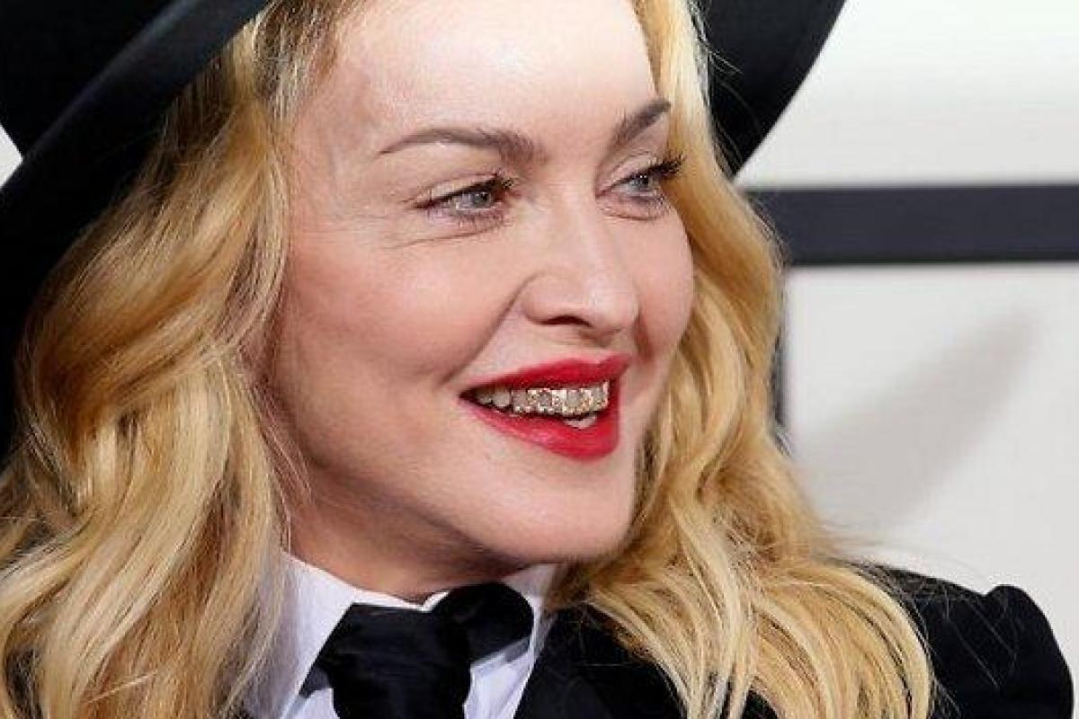 Мадонна отправилась в Швейцарию с молодым темнокожим любовником