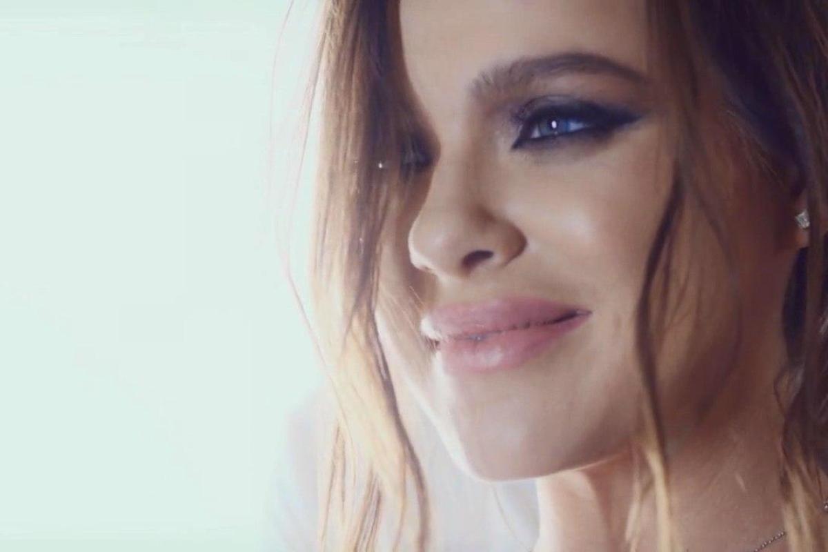 Певица Елена Темникова показала поклонникам своего белокурого любимца