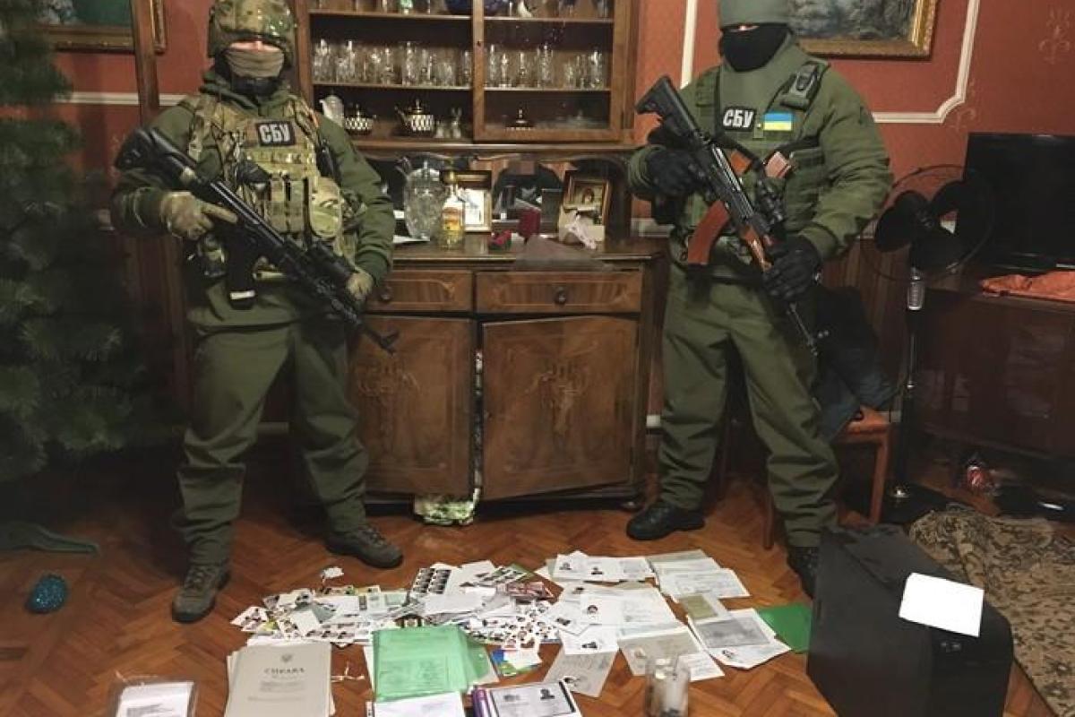 На Донетчине задержана пособница боевиков, снабжавшая их "чистыми" фиктивными документами На Донетчине задержана пособница боевиков, снабжавшая их "чистыми" фиктивными документами