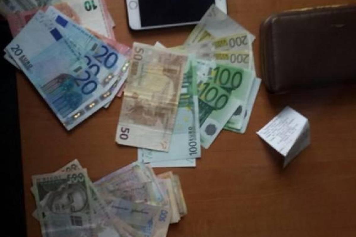 В Киеве две воровки попались сразу после того, как на вокзале обокрали приезжую харьковчанку В Киеве две воровки попались сразу после того, как на вокзале обокрали приезжую харьковчанку