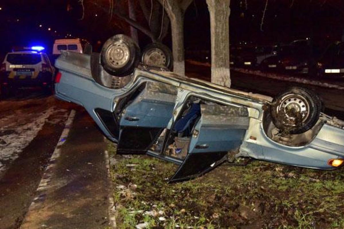 В Мариуполе печально закончилась поездка автомобиля "ВАЗ" с пьяным водителем за рулем В Мариуполе печально закончилась поездка автомобиля "ВАЗ" с пьяным водителем за рулем