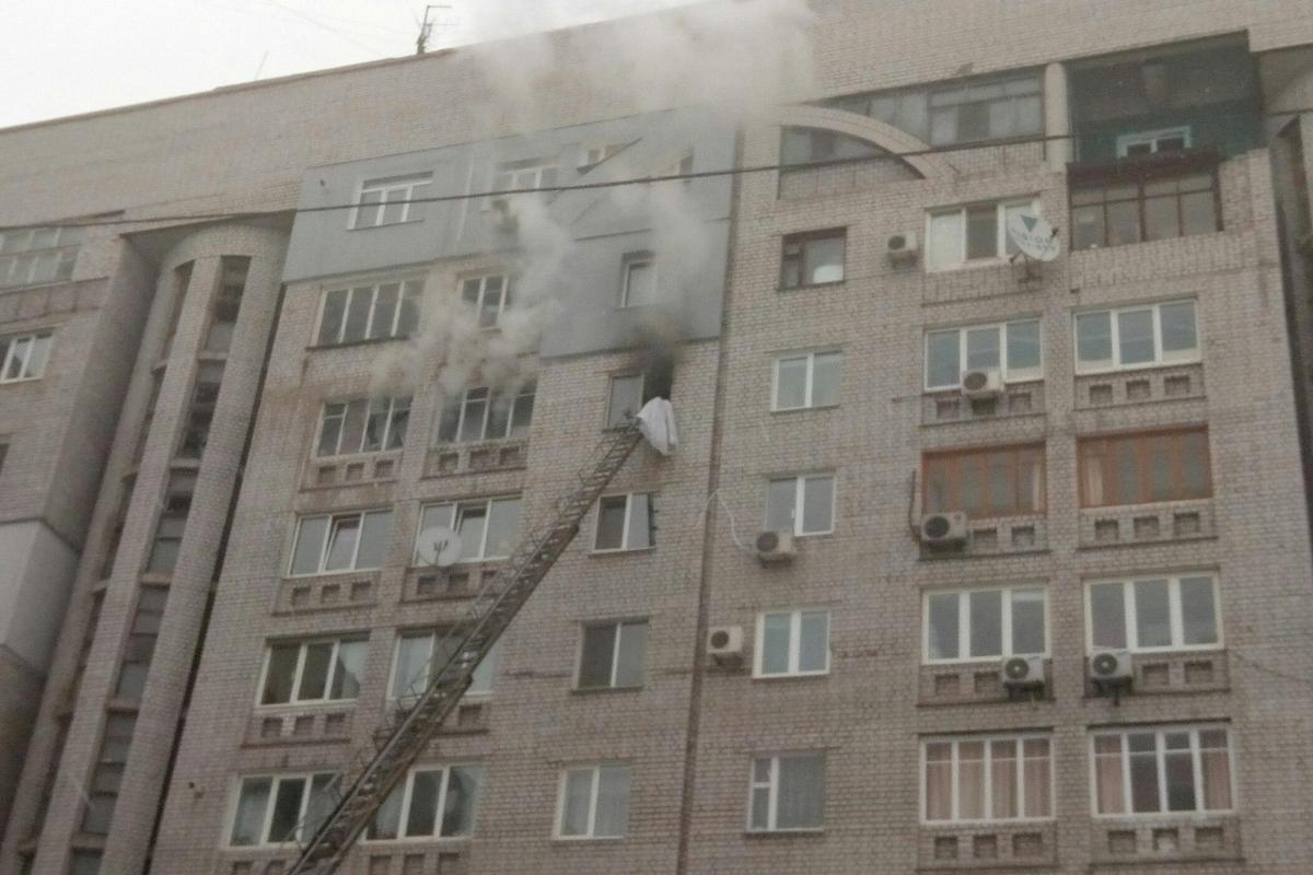 В Днепре в горящей квартире спасатели обнаружили тело 2-летней девочки В Днепре в горящей квартире спасатели обнаружили тело 2-летней девочки