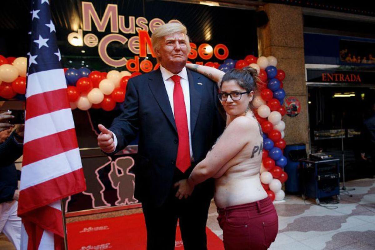 В мадридском музее обнаженная активистка Femen атаковала воскового Трампа В мадридском музее обнаженная активистка Femen атаковала воскового Трампа