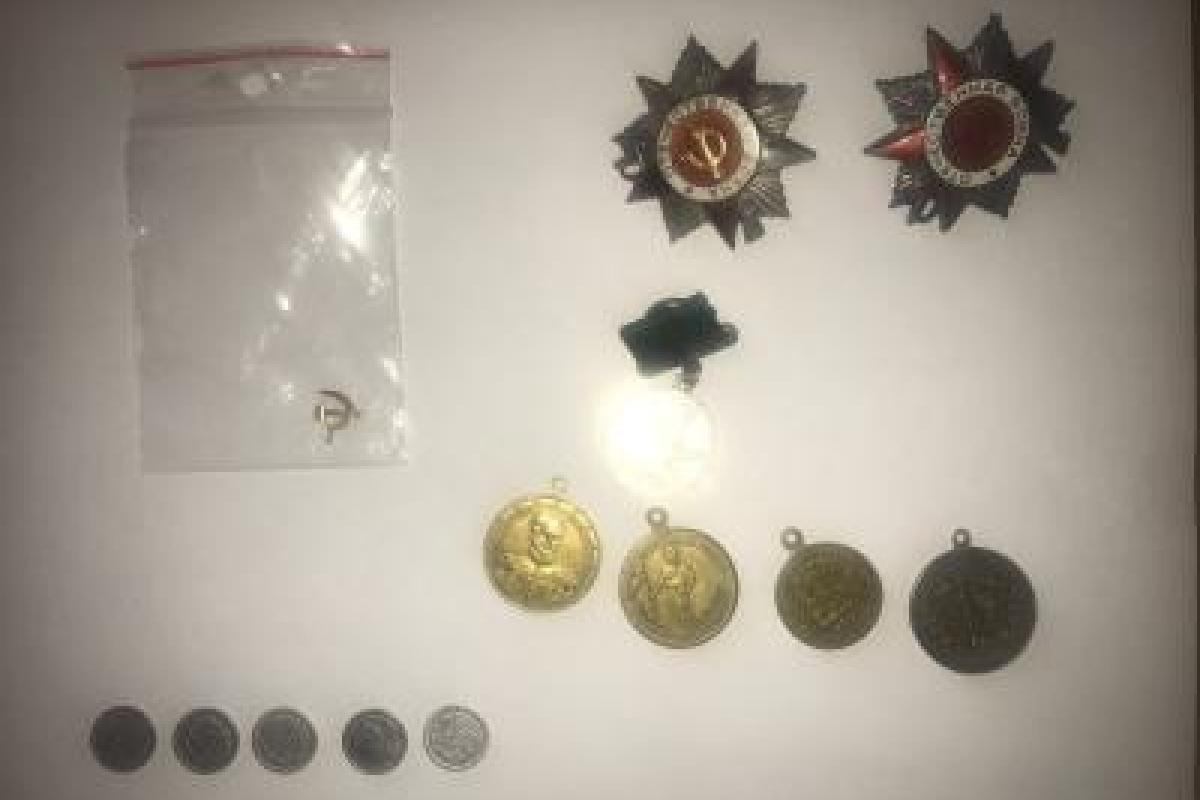 На Одесчине пограничники задержали украинку, которая пыталась вывезти из страны монеты и награды