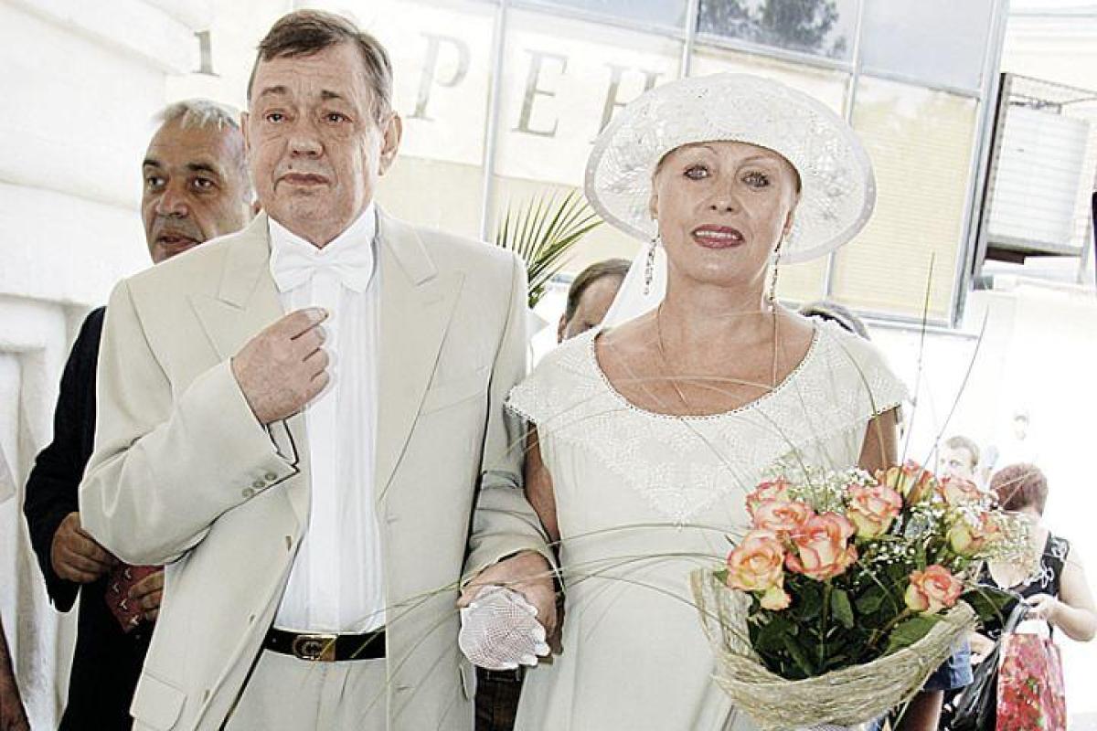 Актер Николай Караченцов, совместно с женой, написал автобиографическую книгу