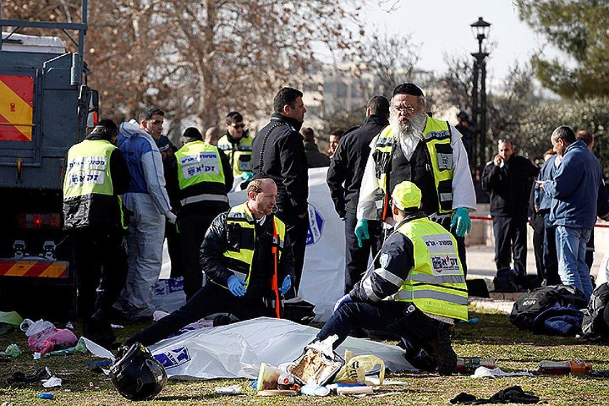 В сети появилось видео момента теракта в Иерусалиме, в результате которого погибли военные В сети появилось видео момента теракта в Иерусалиме, в результате которого погибли военные