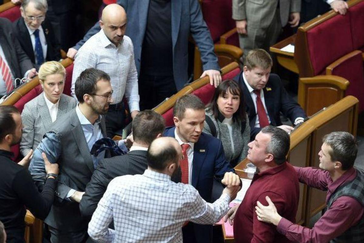 Драка нардепов Лещенко и Мельничука: подробности и видео инцидента Драка нардепов Лещенко и Мельничука: подробности и видео инцидента