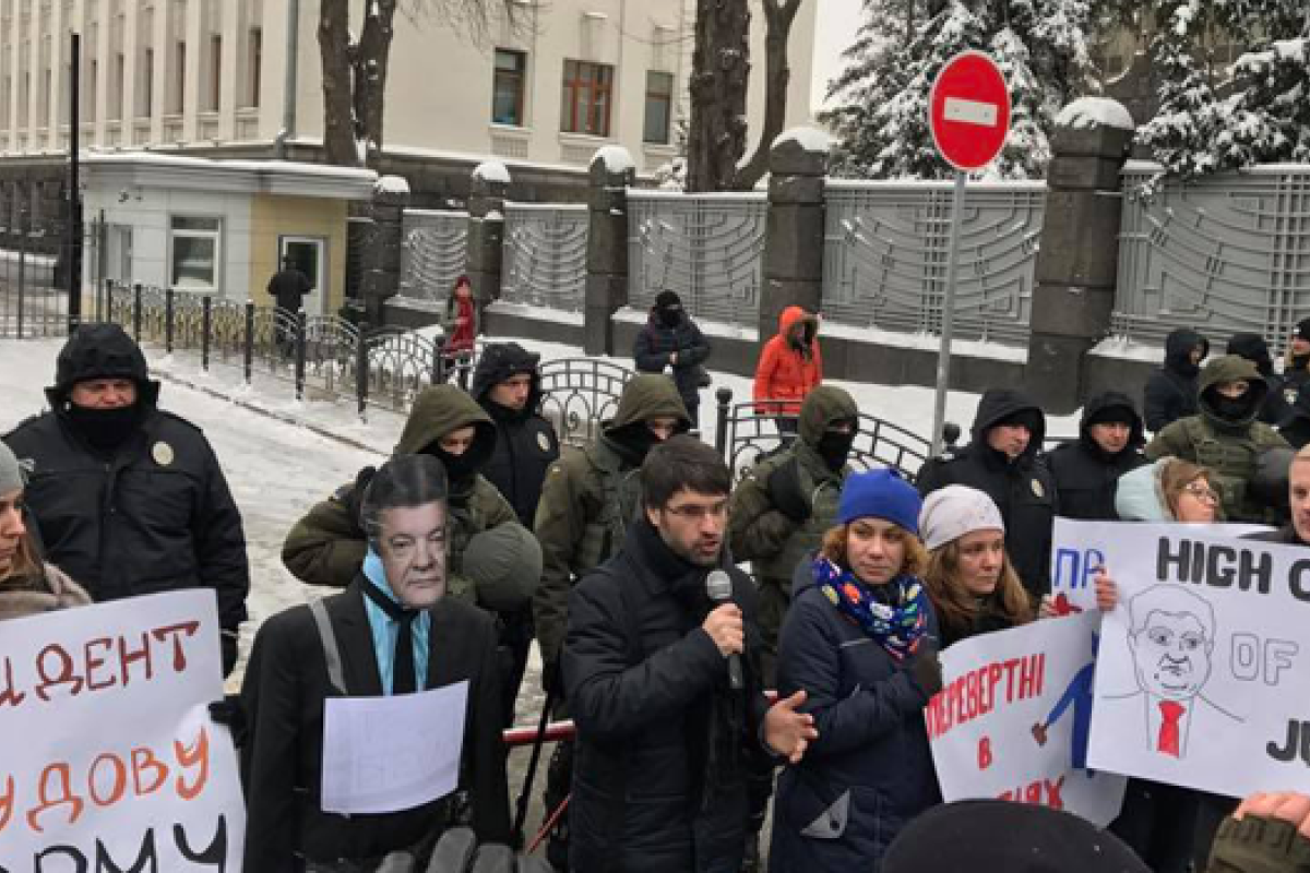 В Киеве под стенами АП активисты установили "памятник" Порошенко В Киеве под стенами АП активисты установили "памятник" Порошенко