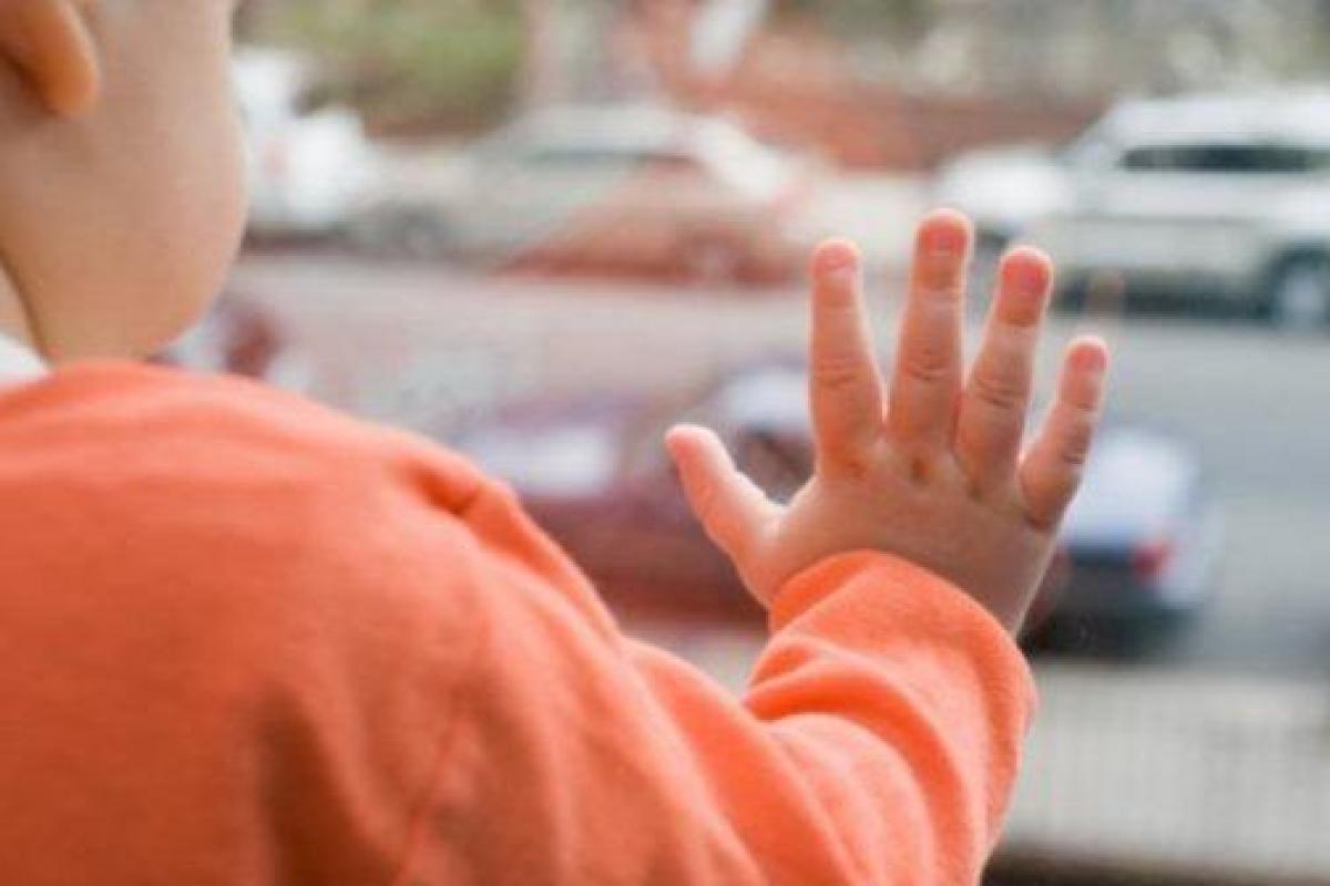 В Хмельнике 4-летняя девочка выпала с балкона, пока ее горе-мать развлекалась в ночном клубе В Хмельнике 4-летняя девочка выпала с балкона, пока ее горе-мать развлекалась в ночном клубе