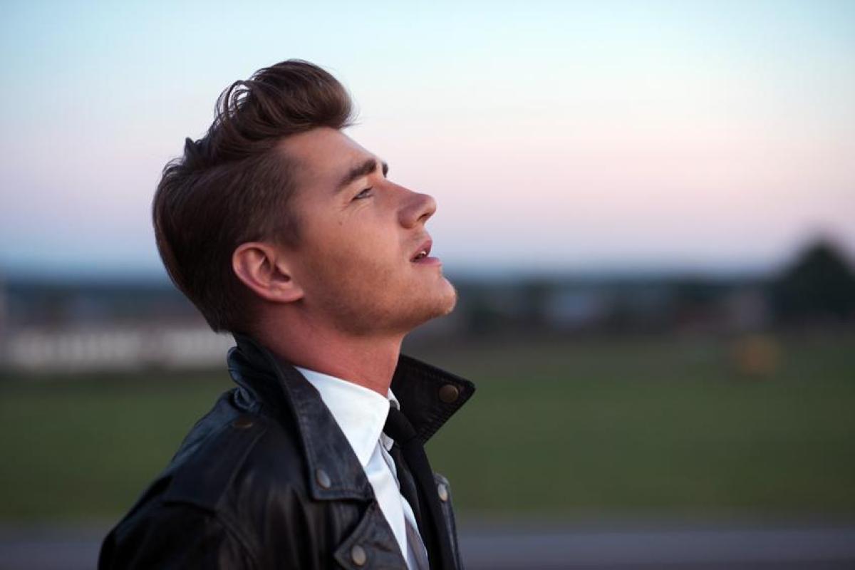 Актер и певец Алексей Воробьев представил новый клип о любви