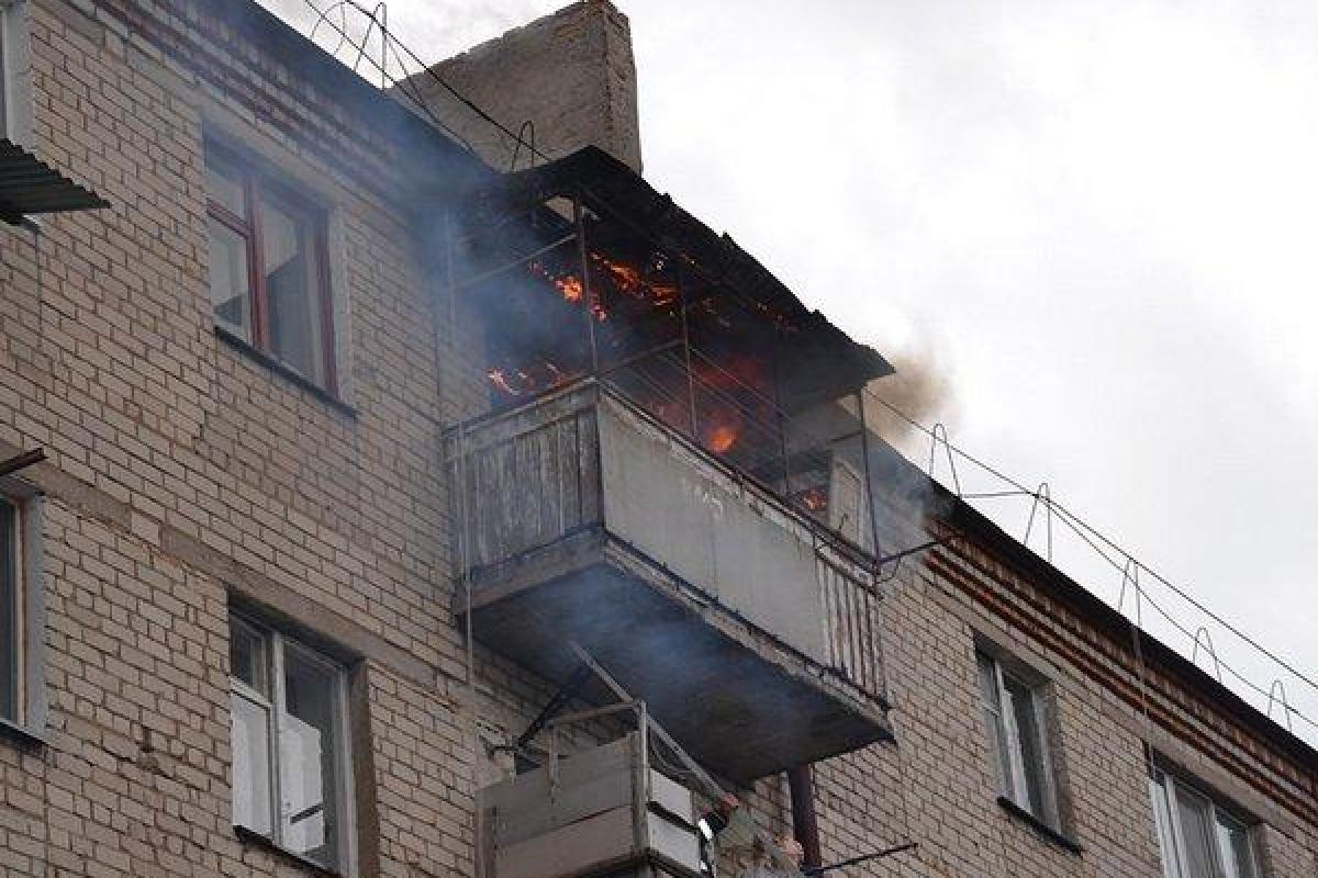 В Николаеве во время пожара спасатель ловко поймал выпавшую с 5 этажа старушку В Николаеве во время пожара спасатель ловко поймал выпавшую с 5 этажа старушку