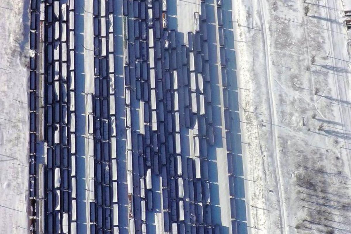 Волонтеры при помощи БПЛА засняли десятки вагонов с углем, заблокированные в оккупированном Дебальцево