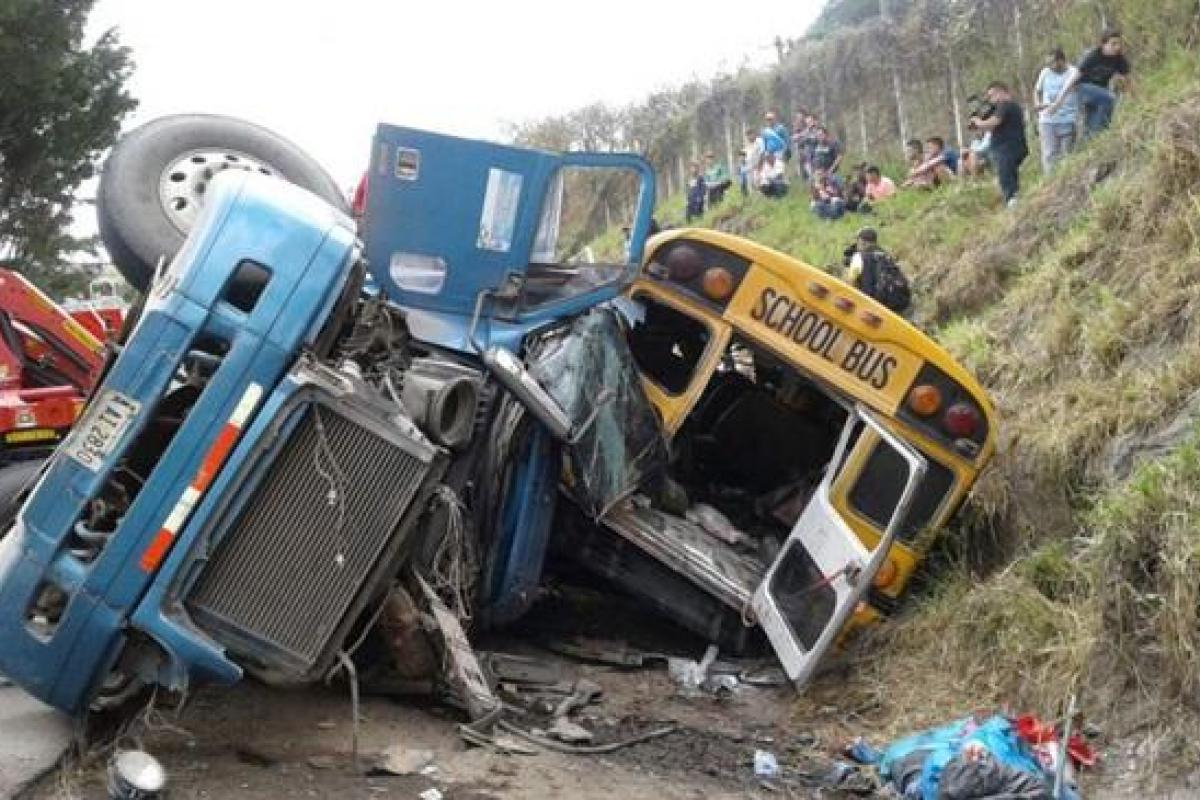 В Гондурасе школьный автобус столкнулся с грузовиком: много жертв и раненых