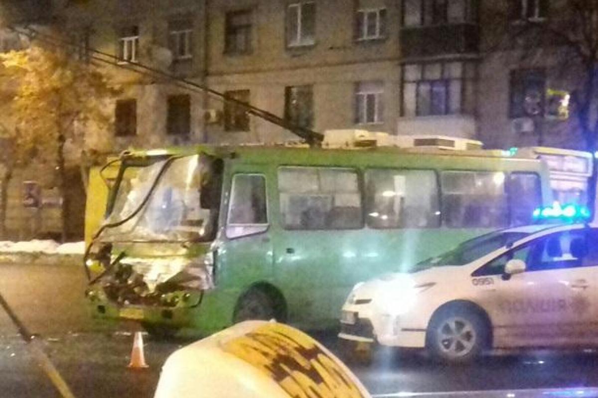 В Харькове маршрутка влетела в прицеп тягача, перевозившего БТР В Харькове маршрутка влетела в прицеп тягача, перевозившего БТР