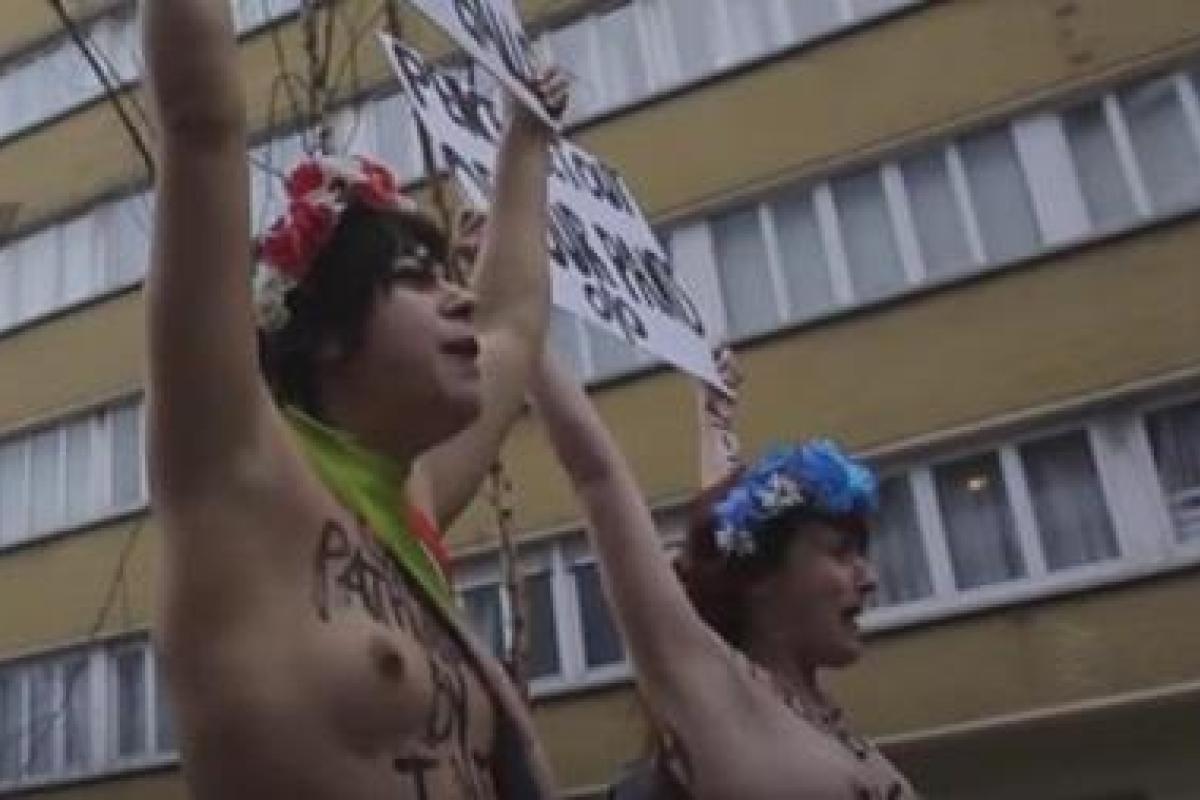 В Брюсселе активистки "Femen" устроили "теплый" прием Майку Пенсу