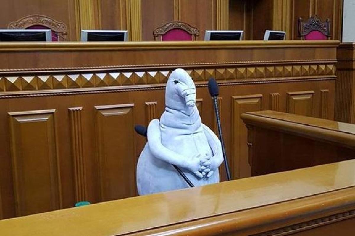 Нардеп Береза пришел на заседание Кабмина в компании плюшевого Ждуна Нардеп Береза пришел на заседание Кабмина в компании плюшевого Ждуна
