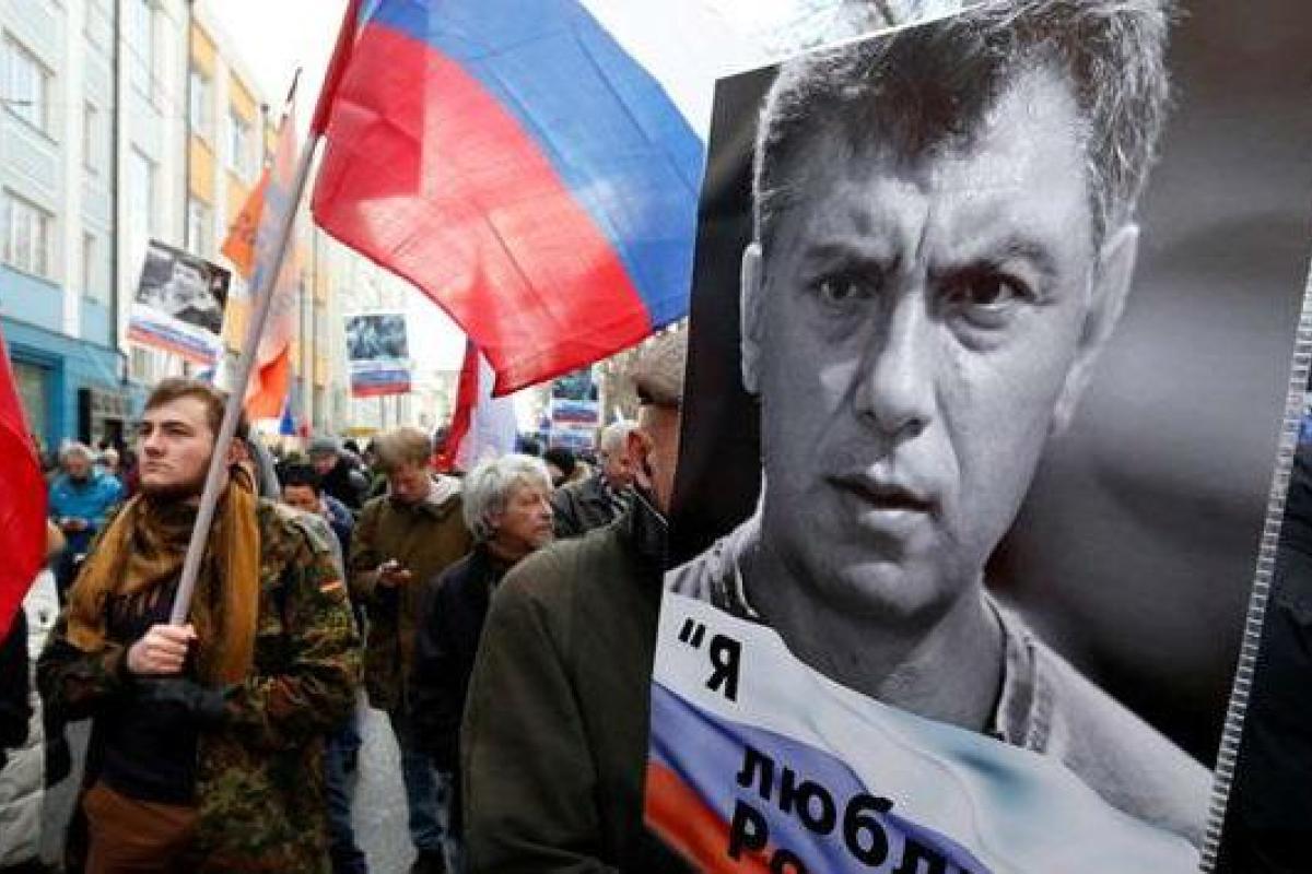 В Москве на Марше памяти Бориса Немцова облили зеленкой политика Касьянова