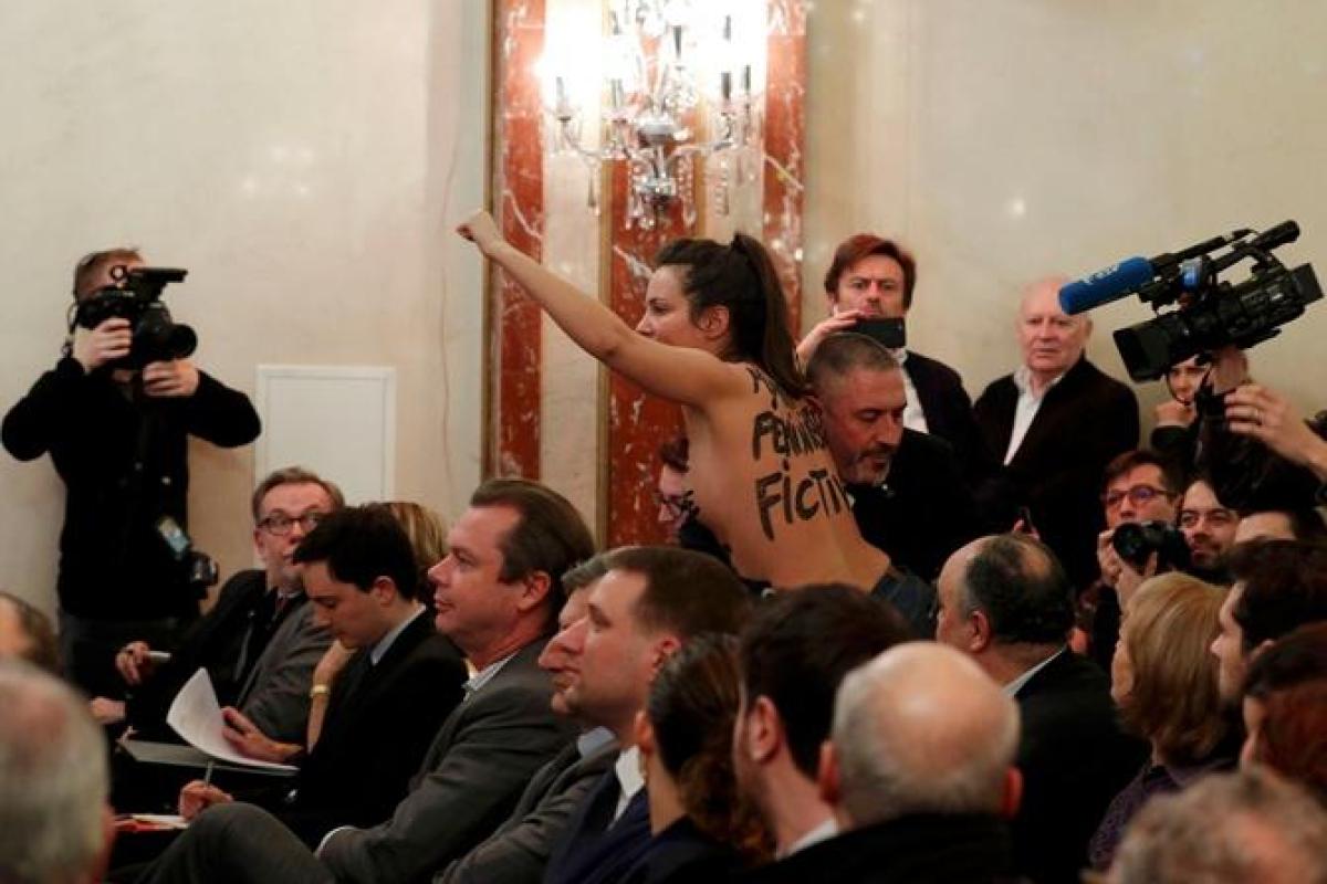Во время выступления Марин Ле Пен в зал ворвалась активистка Femen